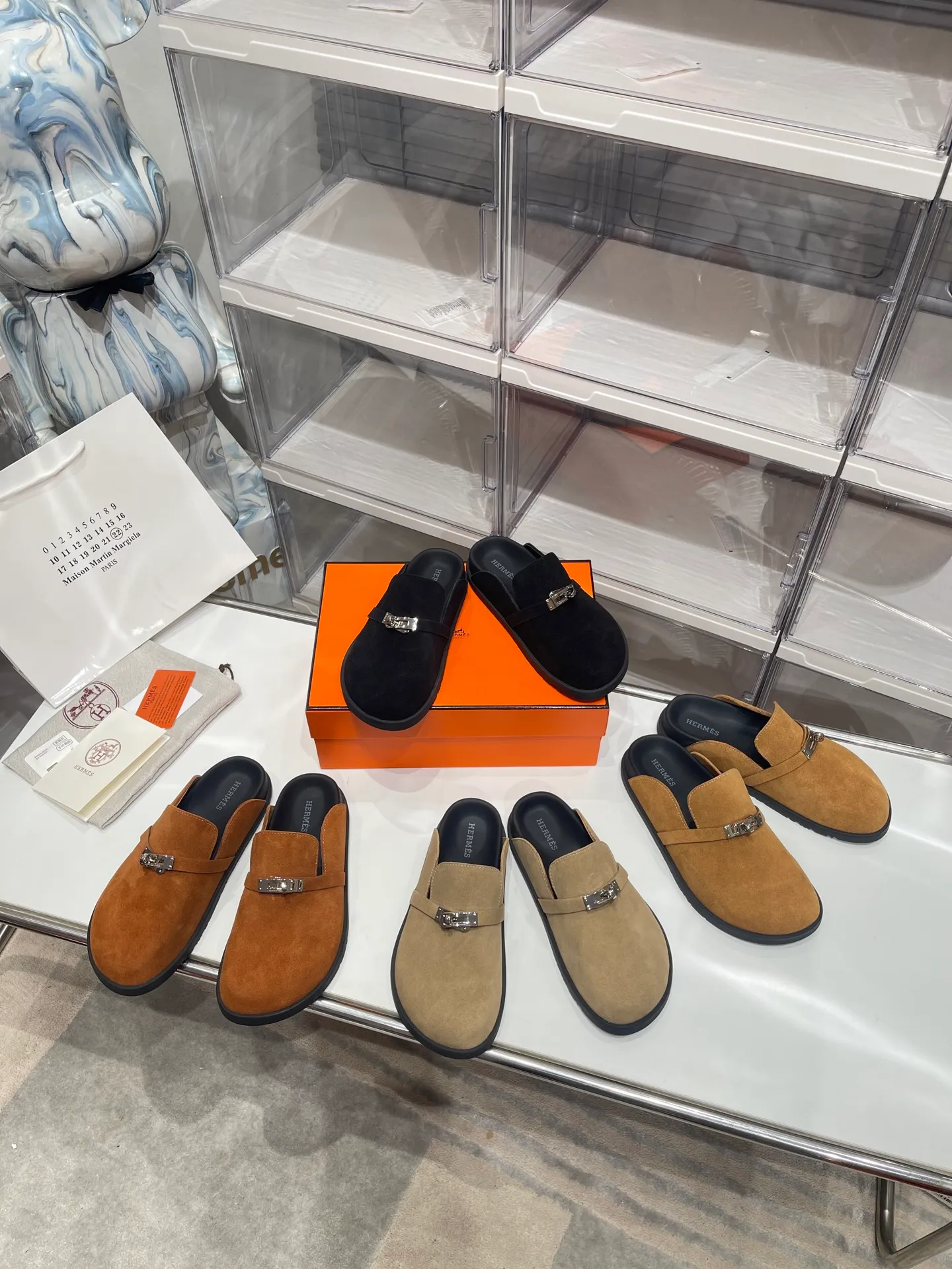 [H Family Hermès] P: 540💰 Size: Male 39-44 (45 46 customized) Female 35-40 (41 42 customized) HERMES Hermès latest kelly buckle couple style Birkenstock slippers, classic family language design! It looks good no matter how you match it! Casual and high-end feeling, the comfort is also great, paired with a variety of colorful socks, it gives a trendy and high-end feel ●Upper: imported cow suede ●Inner: imported sheepskin ●Foot pads: imported mixed sheepskin ●Outsole: Tpu non-slip and wear-resistant outsole
